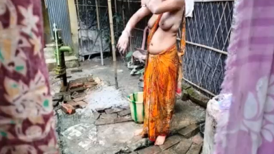 Gramathu aunty kulikum pozhuthu ilam aan ookum sex